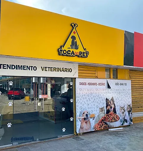 Fachada amarela da Toca do Pet, com a placa de atendimento veterinário
